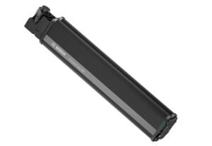Produkteigenschaften Modell: CompactTube 400 Modellbezeichnung: BBP3242 Herstellercode: EB12100020 System: Das smarte System Montageart: Rahmenakku Integriert Einbauvariante: Horizontal/Vertikal Spannung (V): 36 V Kapazität (Ah): 11,1 Ah Energiegehalt (Wh): 400 Wh Ladezyklen: 500 - 600 Maße: 352 x 57 x 75 mm Kompatibilität Bosch smart system Reichweite Berechne hier die Reichweite für deine nächste eBike-Tour. Farbe schwarz Gewicht ca. 2,0 kg (Herstellerangabe) Lieferumfang 1 x Bosch CompactTube 400 Akku (BBP3242) - Das smarte System 1 x Transportverpackung (Gefahrgutkonform) 1 x Bedienungsanleitung Adapterplatte - PowerTube Montage-Kit nicht im Lieferumfang enthalten! Technologien Ladezeiten und Lebensdauer - So schnell kommt die Energie zurück Ein Ladezyklus bezeichnet das vollständige Aufladen eines Akkus mit einer Einzelladung oder mehreren Teilladungen. Die Dauer hängt von der Akku-Kapazität und dem Charger ab. Der Standard Charger lädt den PowerPack 500 und die PowerTube 500 in ca. zwei Stunden zu 50 % auf, die Komplettladung dauert 4,5 Stunden. Noch schneller lädt der Fast Charger, der die PowerTube 500 und den PowerPack 500 nach nur 1 Stunde zur Hälfte mit Energie versorgt – perfekt für unterwegs. Nur drei Stunden dauert die entsprechende Komplettladung. Die Lebensdauer der Bosch Akkus wird vor allem durch Art und Dauer der Beanspruchung beeinflusst. Wie jeder Lithium-Ionen-Akku altert auch ein Bosch Akku auf natürliche Art, selbst wenn man ihn nicht benutzt. Faktoren, die die Lebensdauer verkürzen: Starke Beanspruchung Lagerung bei über 30 ° C Umgebungstemperatur Längere Lagerung in ganz vollem oder völlig leerem Zustand Abstellen des eBikes in der prallen Sonne Faktoren, die sich positiv auf die Lebensdauer auswirken: Geringe Beanspruchung Lagerung bei einer Temperatur zwischen 0 und 20 °C Lagerung in einem ca. 30–60 %igen Ladezustand Abstellen des eBikes im Schatten oder in kühlen Räumen Entsorgungshinweis für Batterie